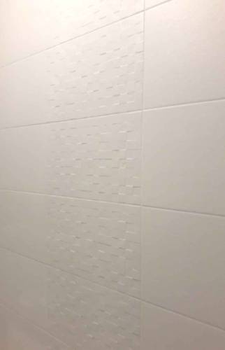 Faïence décorative avec motifs en relief