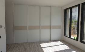 Pièce dressing après rénovation et ppose  baies vitrées coulissantes - Conflans-Sainte-Honorine - 78700 -