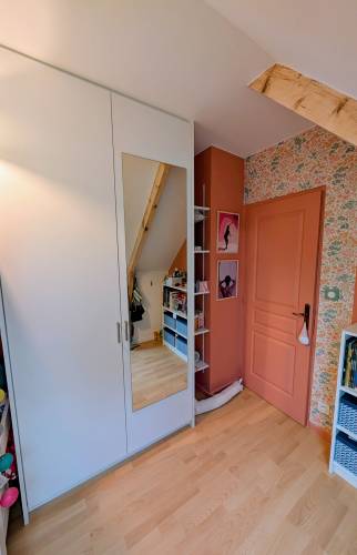 Placard sur-mesure terminé dans la chambre d’une fille à Vern-sur-Seiche par La Maison Des Travaux Bruz