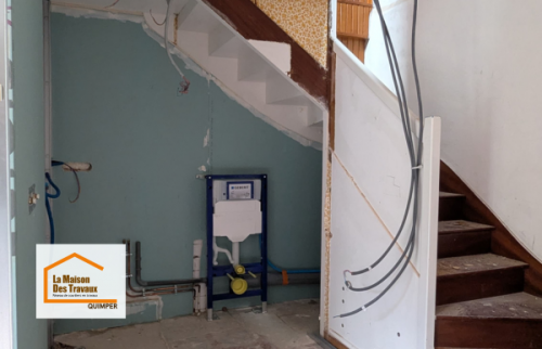 Découverte d’infiltrations et de dégradations sur poutres anciennes pendant une rénovation à Loctudy avec traitement rapide des désordres structurels.