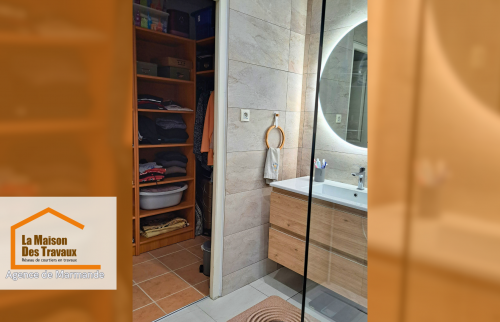 Salle de bain avec dressing attenant : Aménagement optimisé avec un dressing accessible depuis la salle de bain, alliant praticité et élégance.