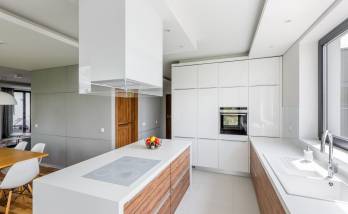 Cuisine design blanche et bois dans une maison à Bidart