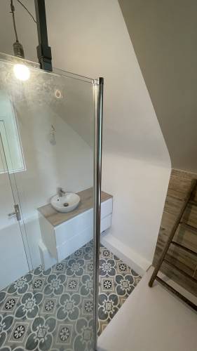 Salle de Bain Rénovée : Espace Fonctionnel et Moderne