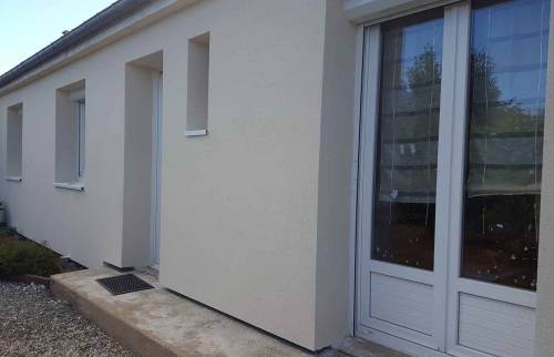 rénovation d'une maison blanche et grise