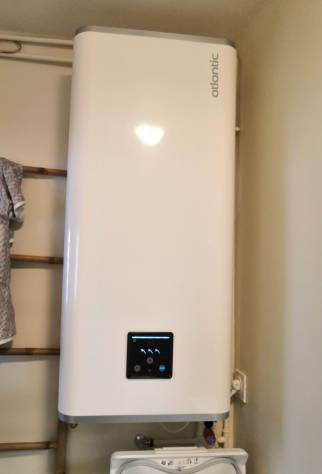 Ballon extra plat pour l'eau chaude sanitaire dans la salle de bain d'un appartement sur Saint Brieuc