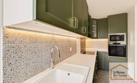 cuisine-verte-poignees-dorees-asnieres