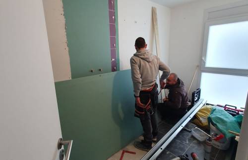 Travaux en Cours de Rénovation de Salle de Bain : Aménagement Pratique et Fonctionnel