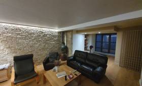 Maison aux coloris sobres et chaleureux 