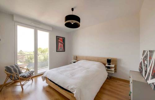 1 ère chambre à l' étage terminée. Sol en PVC.