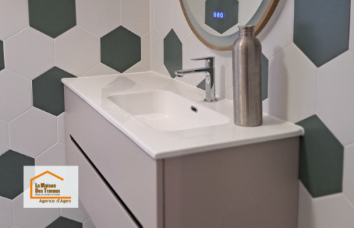 Détail du meuble vasque contemporain installé lors de cette rénovation de salle de bain entre Agen et Boé avec finitions modernes et ambiance épurée.