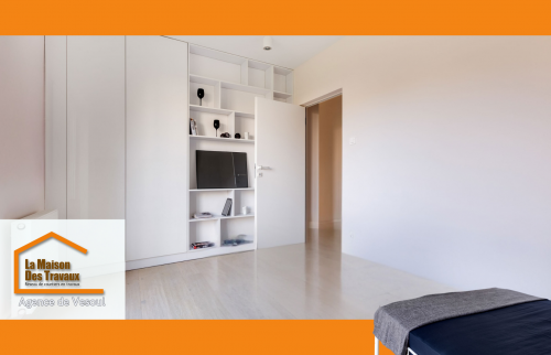 Rénovation réussie d’une chambre à Lure grâce à La Maison Des Travaux : clarté, rangement et confort au rendez-vous.