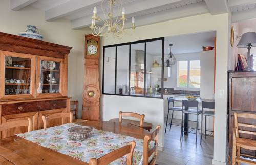 Vue cuisine aménagée avec coin repas depuis salon-salle à manger à Roquevaire (13360)