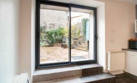 Travaux de maçonnerie pour agrandir une ouverture et poser une baie vitrée, maison dans l'ouest de Lyon, vallée de l'Azergues