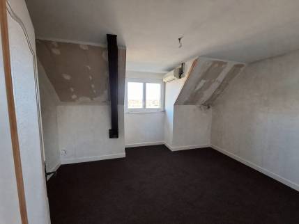 Travaux de rénovation et décoration intérieure en cours dans une chambre - Chalamont 01320