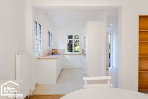Cuisine aux façades blanches, plan de travail bois