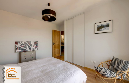 travaux maison de ville, rénovation premier étage, peinture blanche moderne, rénovation bureau maison, artisan Megève intérieur