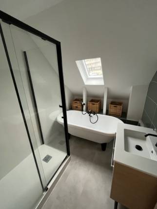 Nouvelle salle de bain en sous-pente dans une maison entièrement rénovée - Nantes 44200