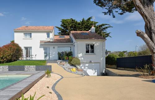 Vue de la maison et des extérieurs après rénovation.