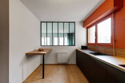 Projet de cuisine gris anthracite et Orange avec verrière, Lyon quai de Saone : vue de la verrière et du plan snack