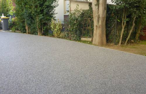 Allée garage béton coloré et allée jardin, carrelage Compiègne