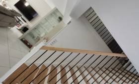 Escalier bois et blanc