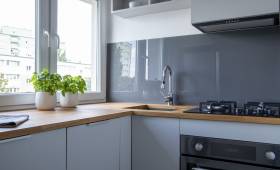 Rénovation de cuisine en appartement avec crédence zellige bleu à Cergy-Agglo (95)