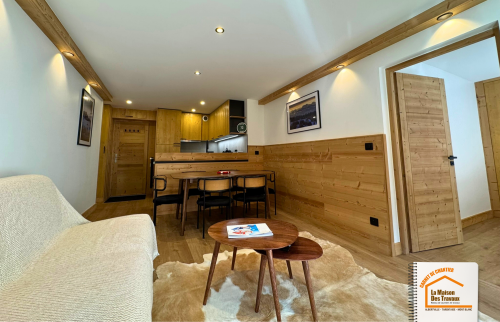 rénovation salle de bains Méribel, douche à l’italienne appartement, suite parentale montagne, meuble vasque sur mesure, machine à laver intégrée