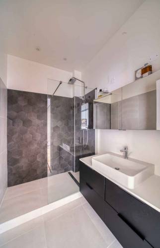 petite salle de bain rénovée à Boulogne