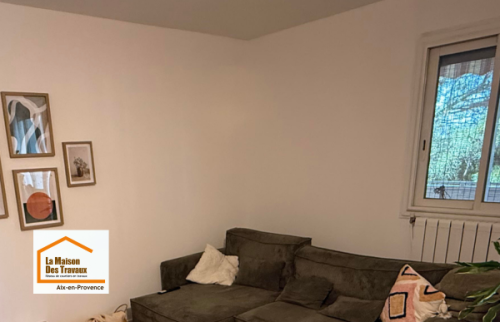     Rénovation des murs et modernisation d’un appartement à Aix-en-Provence : suppression des anciens revêtements muraux, lissage complet et finitions soignées pour créer un intérieur plus lumineux et plus contemporain.