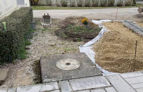 Chantier terrassement avant niuvellement et pose de la pelouse artificielle dans un jardin - Eragny (95610)