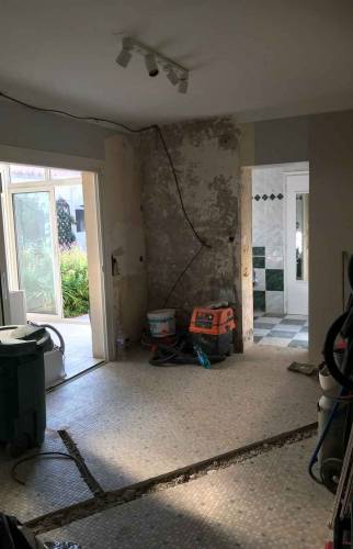 Rainurage du sol pour arrivée électrique