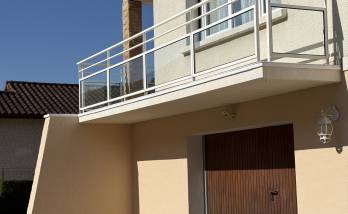 maison vue de face, avec le balcon rénové