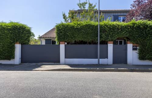 Portail coulissant motorisé et portillon 