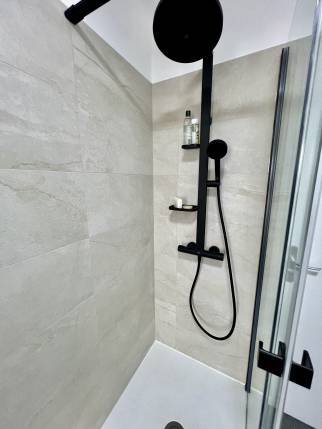 Pose d'une colonne de douche noire Fréjus