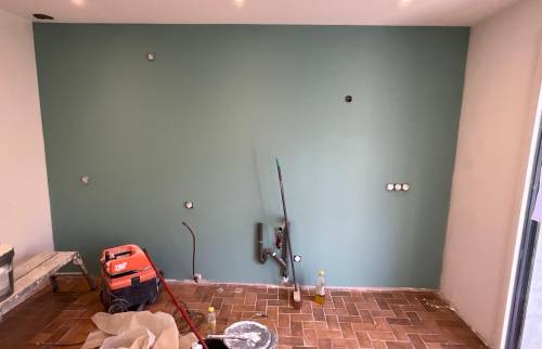 Rénovation cuisine à Rives : électricité, plomberie et murs neufs.