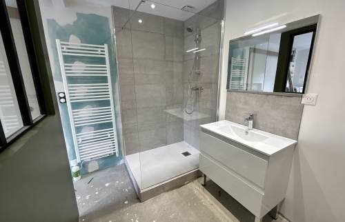 Salle de bain pendant les travaux de renovation de nos artisans