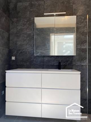 Meuble vasque moderne dans suite parentale