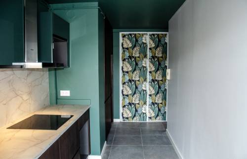 Cuisine et placards avec papier peint