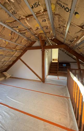 Rénovation de maison près de Vigneux-de-Bretagne : isolation sous toiture, VMC, PAC air/air et peinture pour un meilleur confort isolant posé