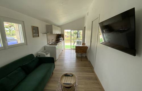 Salon pièce à vivre studio dans un garage La Maison Des Travaux Ales