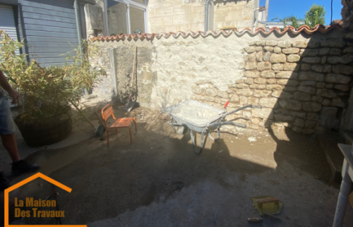 PENDANT Rénovation du muret en pierre à la chaux 