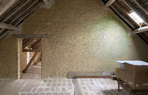 Combles aménagés d'une grange en pierre 