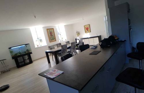 Une cuisine ouverte sur la pièce de vie