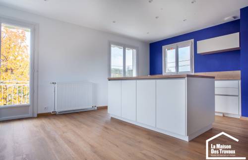 Maison à Dardilly (69570) : Pose de sol souple PVC en pose flottante dans le séjour, la cuisine et les toilettes rénovés