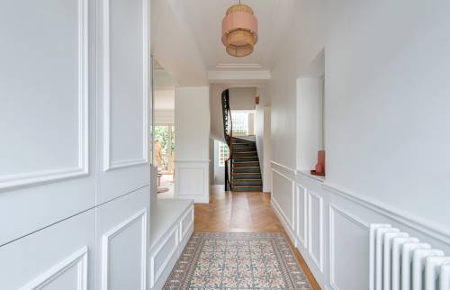 Hall d'entrée avec carrelage à motifs et miroir au Vésinet