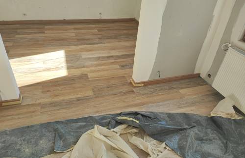 Vue du passage entre les deux pièces montrant la continuité parfaite du parquet 
