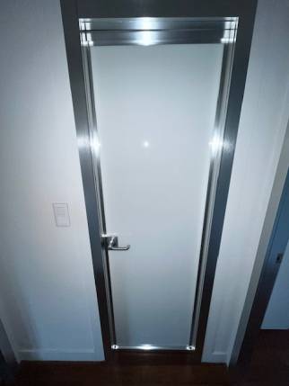 Ancienne porte intérieure en alu dans un appartement avant rénovation - Nantes 44