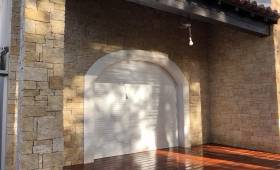 Magnifique parement extérieur en pierre naturelle, des airs de Provence