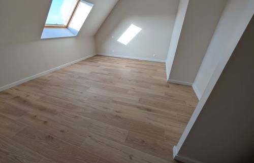 Chambre rénovée à l’étage – espace lumineux et modernisé à Plémy