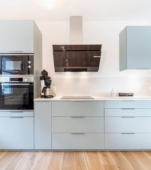 Joli bleu tendre pour cette cuisine